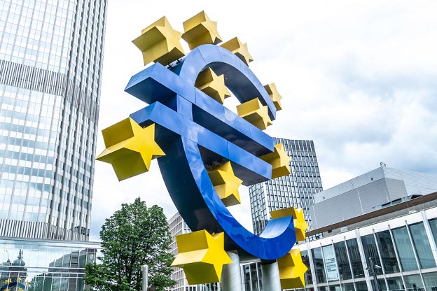 Crescita Eurozona rallenta, settore manifatturiero debole, bene i servizi