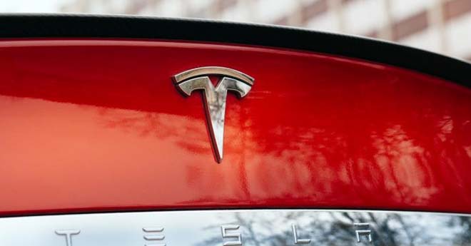 L'Ascesa Stellare di Tesla: Una Opportunità d'Oro per gli Investitori