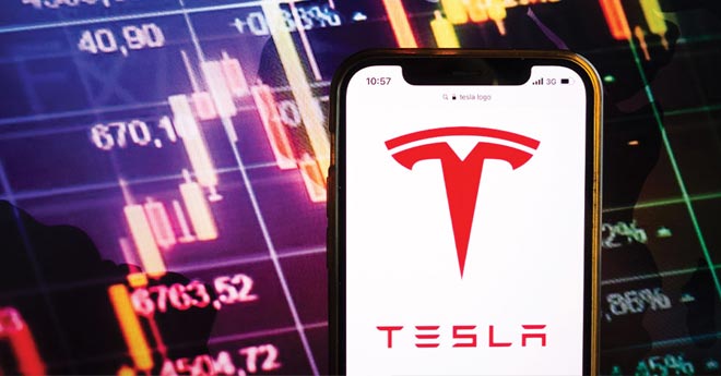 Cathie Wood scommette su Tesla: Possibile Rally oltre il 1000%