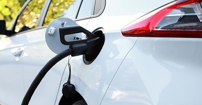 Previsioni Mercato EV 2025: Tesla e Rivian Sotto Pressione, GM e Ford Crescono